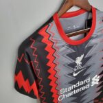 Camiseta calentamiento Liverpool 2021/22 - Imagen 3