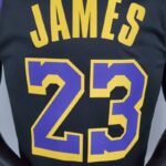 Camiseta Los Ángeles Lakers Bonus Edition Black 2021 diseño dorsal 1