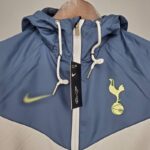 Cortavientos Tottenham Hotspur 2021/22 diseño frontal