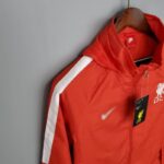 Cortavientos Liverpool 2021/22 diseño lateral