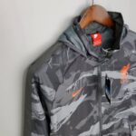 Cortavientos camuflado Nike Liverpool 2021/22 - Imagen 3