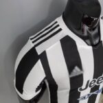 Primera equipación Player Version Juventus 2021/22 diseño lateral
