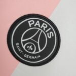 camiseta psg blanca y rosa escudo