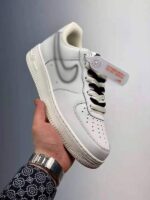 Zapatilla Air force 1 low white black diseño lateral