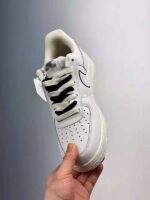 Zapatilla Air force 1 low white black diseño frotnal 1