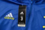 La sudadera de entrenamiento de la Juventus está diseñada para ofrecerte velocidad en el terreno de juego. El diseño de secado rápido integra un tejido elástico y transpirabilidad estratégica para que mantengas la concentración durante el entrenamiento. Las aberturas invisibles para los pulgares permiten que las mangas se mantengan en su sitio mientras te mueves y permanecen escondidas cuando no se usan. Detalles del producto Ajuste entallado a medida Diseño con cremallera de 1/4 100 % poliéster Lavar a máquina Color mostrado: Azul/Amarillo INFORMACIÓN ADICIONAL SOBRE EL CUIDADO Usar solo detergentes suaves Lavar las prendas junto a otras de colores similares Lavar y planchar las prendas del revés a temperaturas bajas Lavar con las cremalleras cerradas