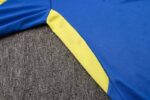 La sudadera de entrenamiento de la Juventus está diseñada para ofrecerte velocidad en el terreno de juego. El diseño de secado rápido integra un tejido elástico y transpirabilidad estratégica para que mantengas la concentración durante el entrenamiento. Las aberturas invisibles para los pulgares permiten que las mangas se mantengan en su sitio mientras te mueves y permanecen escondidas cuando no se usan. Detalles del producto Ajuste entallado a medida Diseño con cremallera de 1/4 100 % poliéster Lavar a máquina Color mostrado: Azul/Amarillo INFORMACIÓN ADICIONAL SOBRE EL CUIDADO Usar solo detergentes suaves Lavar las prendas junto a otras de colores similares Lavar y planchar las prendas del revés a temperaturas bajas Lavar con las cremalleras cerradas
