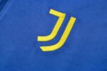 La sudadera de entrenamiento de la Juventus está diseñada para ofrecerte velocidad en el terreno de juego. El diseño de secado rápido integra un tejido elástico y transpirabilidad estratégica para que mantengas la concentración durante el entrenamiento. Las aberturas invisibles para los pulgares permiten que las mangas se mantengan en su sitio mientras te mueves y permanecen escondidas cuando no se usan. Detalles del producto Ajuste entallado a medida Diseño con cremallera de 1/4 100 % poliéster Lavar a máquina Color mostrado: Azul/Amarillo INFORMACIÓN ADICIONAL SOBRE EL CUIDADO Usar solo detergentes suaves Lavar las prendas junto a otras de colores similares Lavar y planchar las prendas del revés a temperaturas bajas Lavar con las cremalleras cerradas