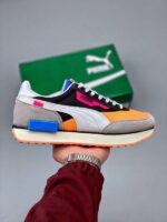 zapatilla Puma Future Rider Play negro naranja lado derecho