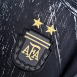 camiseta negra de argentina 2021 escudo
