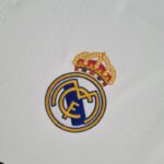 camiseta real madrid 2023 escudo