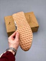 zapatilla central saint martins Future Rider Beige rojo planta