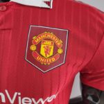 ESCUDO Camiseta Manchester United Primera Equipación 2022-2023 Versión Jugador