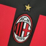 ESCUDO Primera equipación del AC Milan 2223 versión aficionado