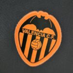 Camiseta Valencia segunda equipación 2022-2023 versión fan escudo