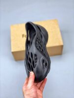 zapatillas Yeezy Foam Runner lateral 2