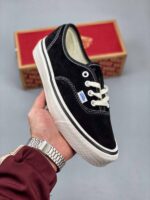 Vans low-top casual sneakers lateral