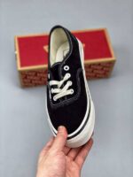 Vans low-top casual sneakers lateral 2