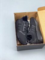 Adidas NMD R1 Boost running shoes en caja
