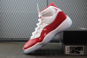 Air Jordan 11 “Cherry” lateral 2