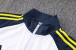 Cuello de la chaqueta blanca del Real Madrid 2022-2023