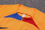 Cuello de la chaqueta del chándal amarillo del FC Barcelona 2022-2023