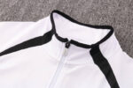 Cuello de la chaqueta del chándal blanco del Real Madrid 2022-2023