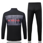 Dorso del conjunto de chándal negro de la A.C Milan 2022-2023.