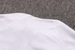 Dorso del cuello de la chaqueta del chándal blanco del Paris Saint-Germain 2022-2023