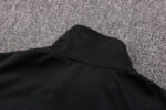 Dorso del cuello del chándal negro de la A.C Milan 2022-2023.
