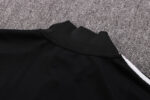 Dorso del cuello del chándal negro del Real Madrid 2022-2023