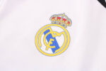 Escudo del chándal blanco del Real Madrid 2022-2023