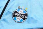 Escudo del chándal celeste del Gremio FBPA 2022-2023