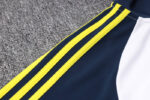 Hombro de la chaqueta blanca del Real Madrid 2022-2023
