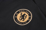 escudo de la chaqueta del chándal negro del Chelsea 2022-2023