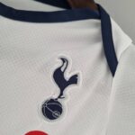 Body del Tottenham primera equipación 2022-2023 escudo