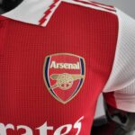 Camiseta Arsenal de local 2022-2023 escudo
