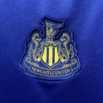 Camiseta Newcastle segunda equipación 2022-2023 escudo