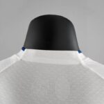 Camiseta Olympique de Marsella versión jugador local 2022-2023 dorso del cuello