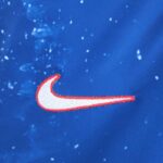 Camiseta PSG edición especial azul y blanco logo