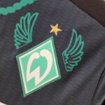 Camiseta Werder Bremen versión tatuaje 2022-2023 escudo