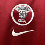Camiseta de Qatar Primera equipación 22-23 logo y escudo