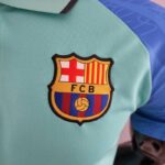 Polo FC Barcelona verde 2022-2023 escudo