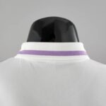 Polo Real Madrid blanco púrpura 2022-2023 dorso del cuello