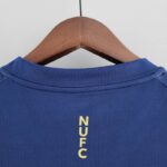 Camiseta Newcastle segunda equipación 2022-2023 dorso del cuello