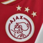 Camiseta Ajax primera equipación 2022-2023 escudo