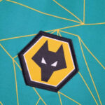 Camiseta Wolves segunda equipación 2022-2023 escudo