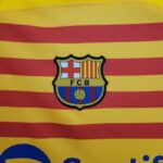 Camiseta FC Barcelona cuarta equipación 2022-2023 escudo