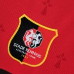 Camiseta Stade Rennais primera equipación 2022-2023 escudo