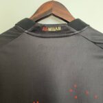 Camiseta del AC Milan x Koché cuarta equipación 2022-2023 dorso del cuello